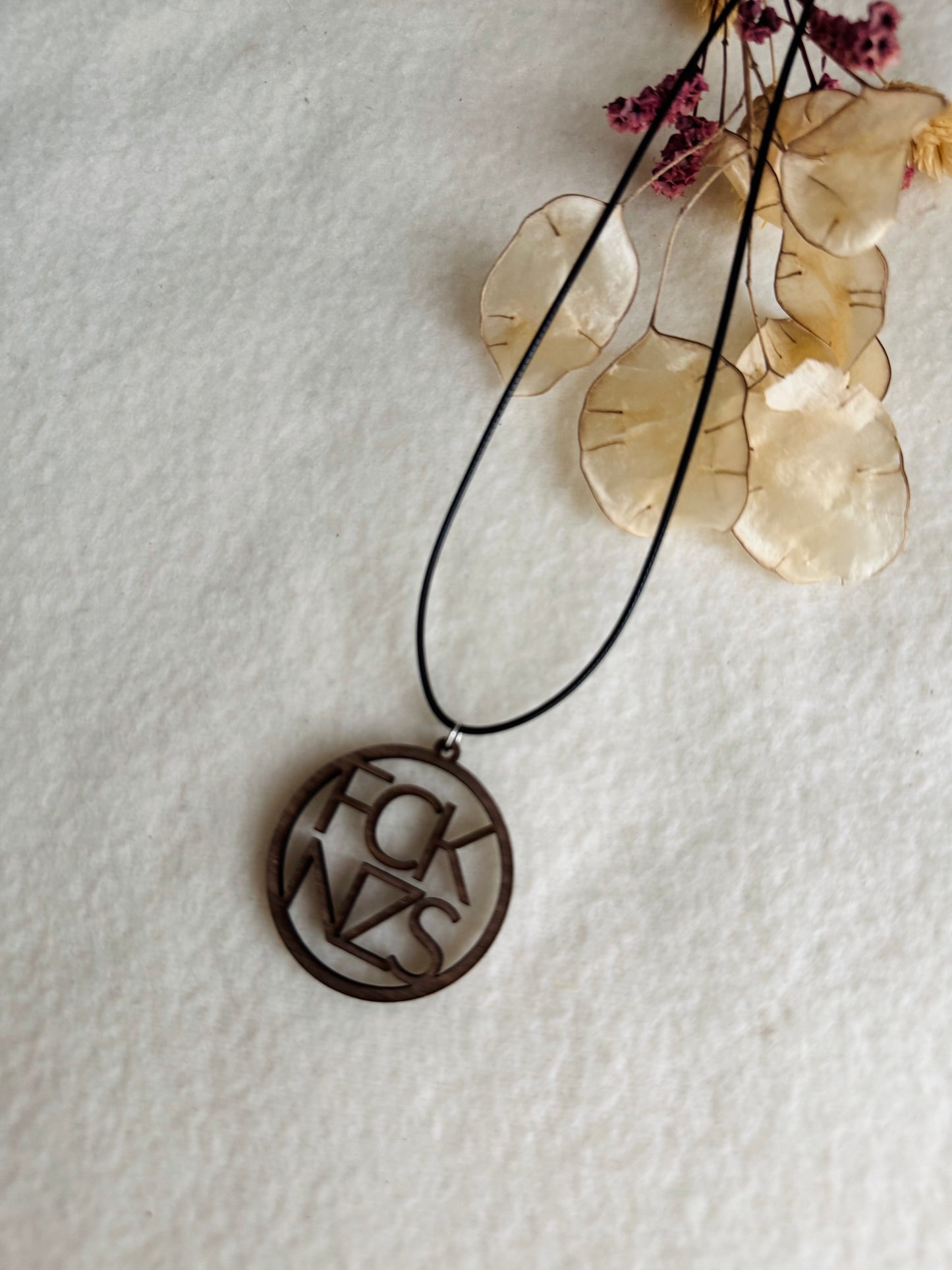 Statement Kette aus Walnussholz – „FCK NZS“