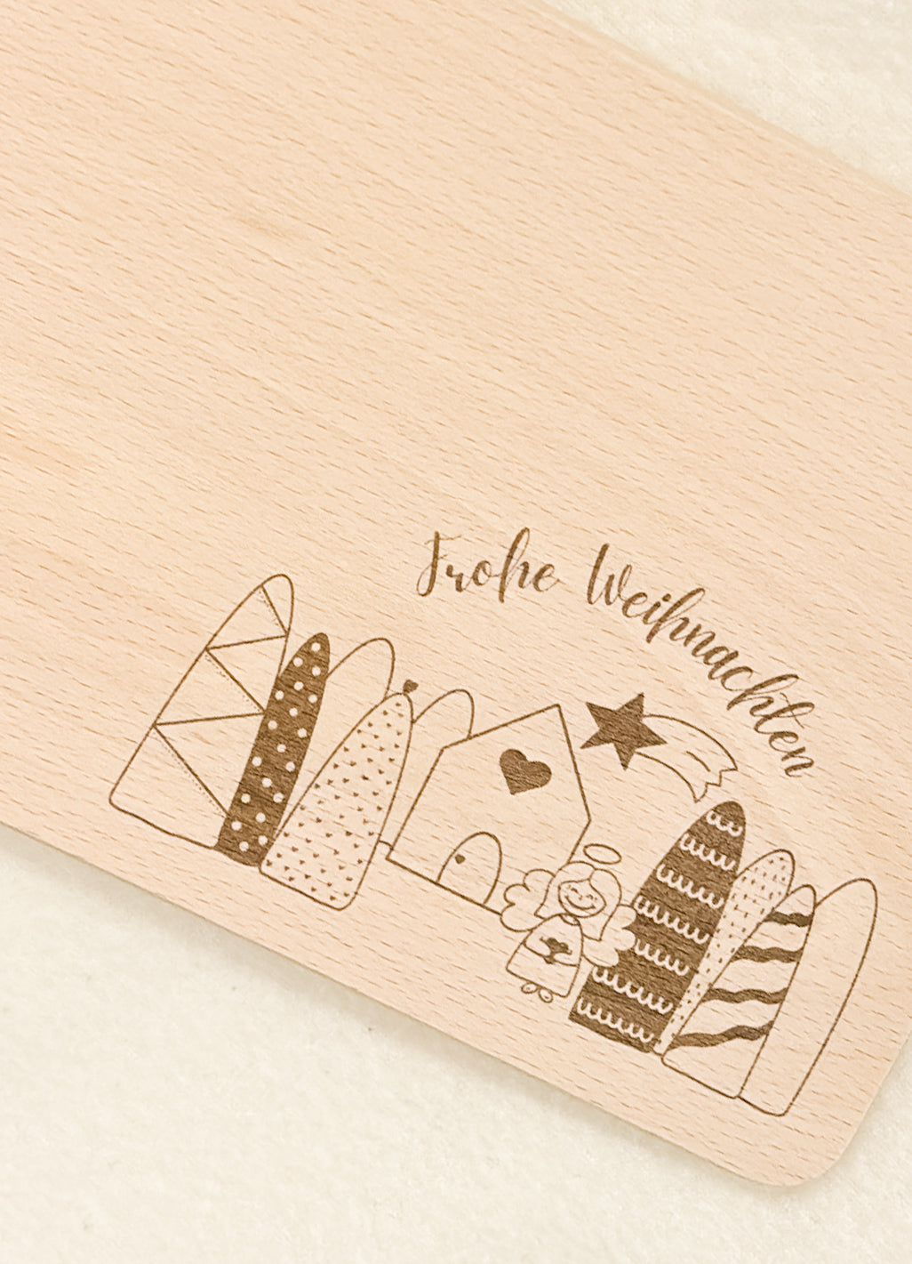 Jausenbrett | Schneidebrett | Frühstücksbrett mit graviertem Weihnachtsmotiv – Festliche Eleganz aus Buchenholz