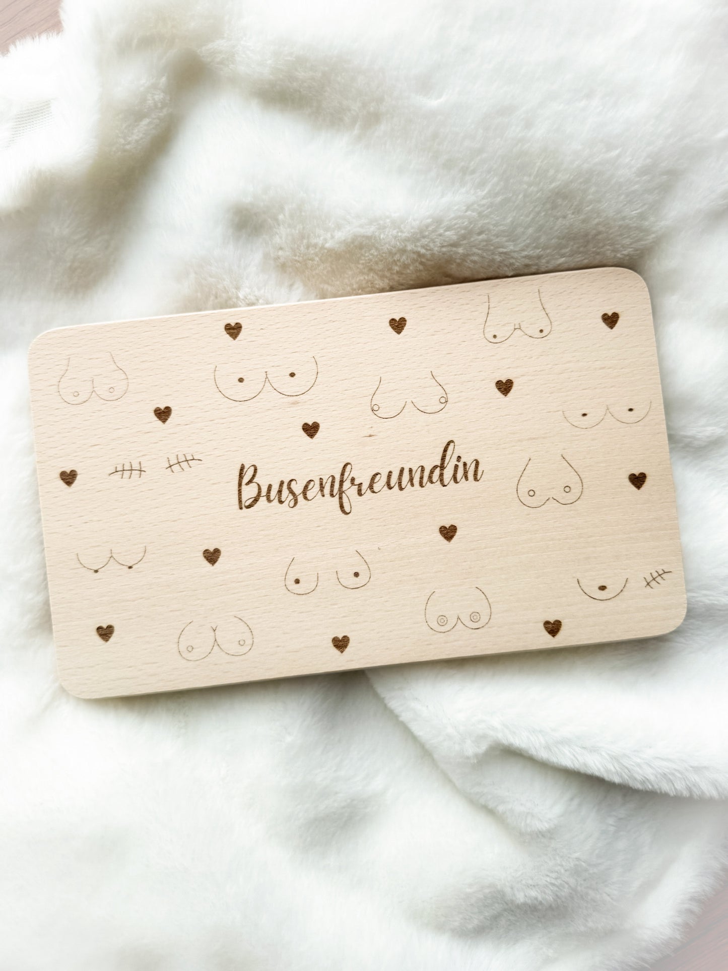Schneidebrett | Frühstücksbrett „Busenfreundin“ – Brustkrebs-Kollektion aus Buchenholz