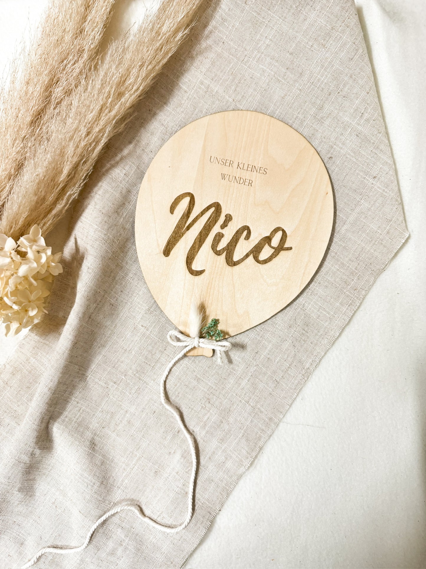 Personalisierter Holz-Luftballon "Unser kleines Wunder" – Geschenk zur Geburt oder Kinderzimmer-Dekoration