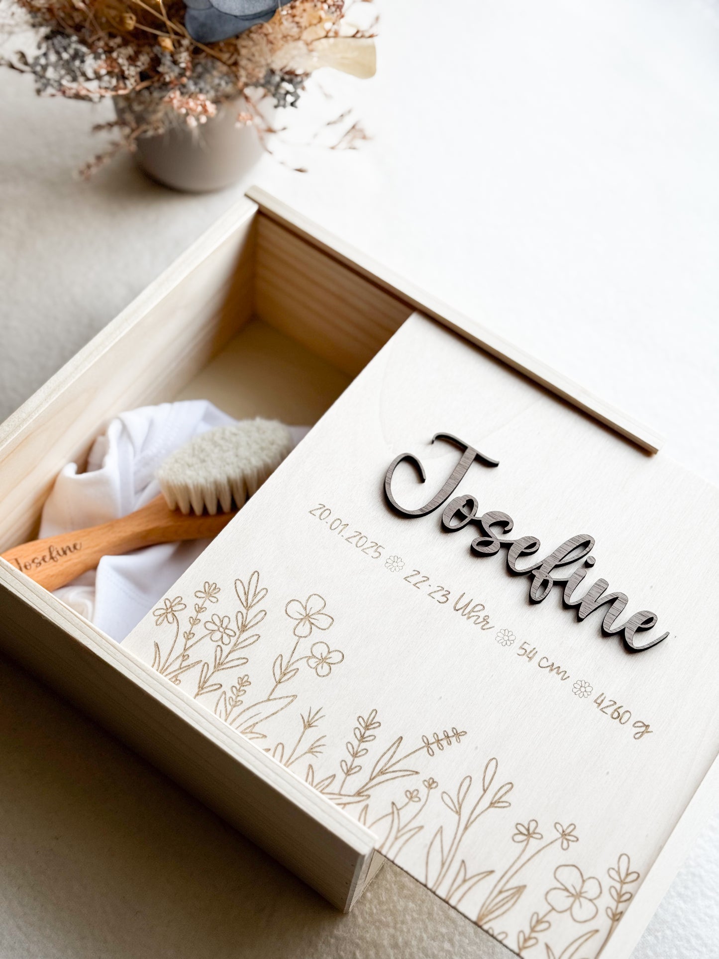 Personalisierte Erinnerungskiste aus Holz mit Wildblumen Motiv und 3D Name– Geschenkkiste zur Geburt