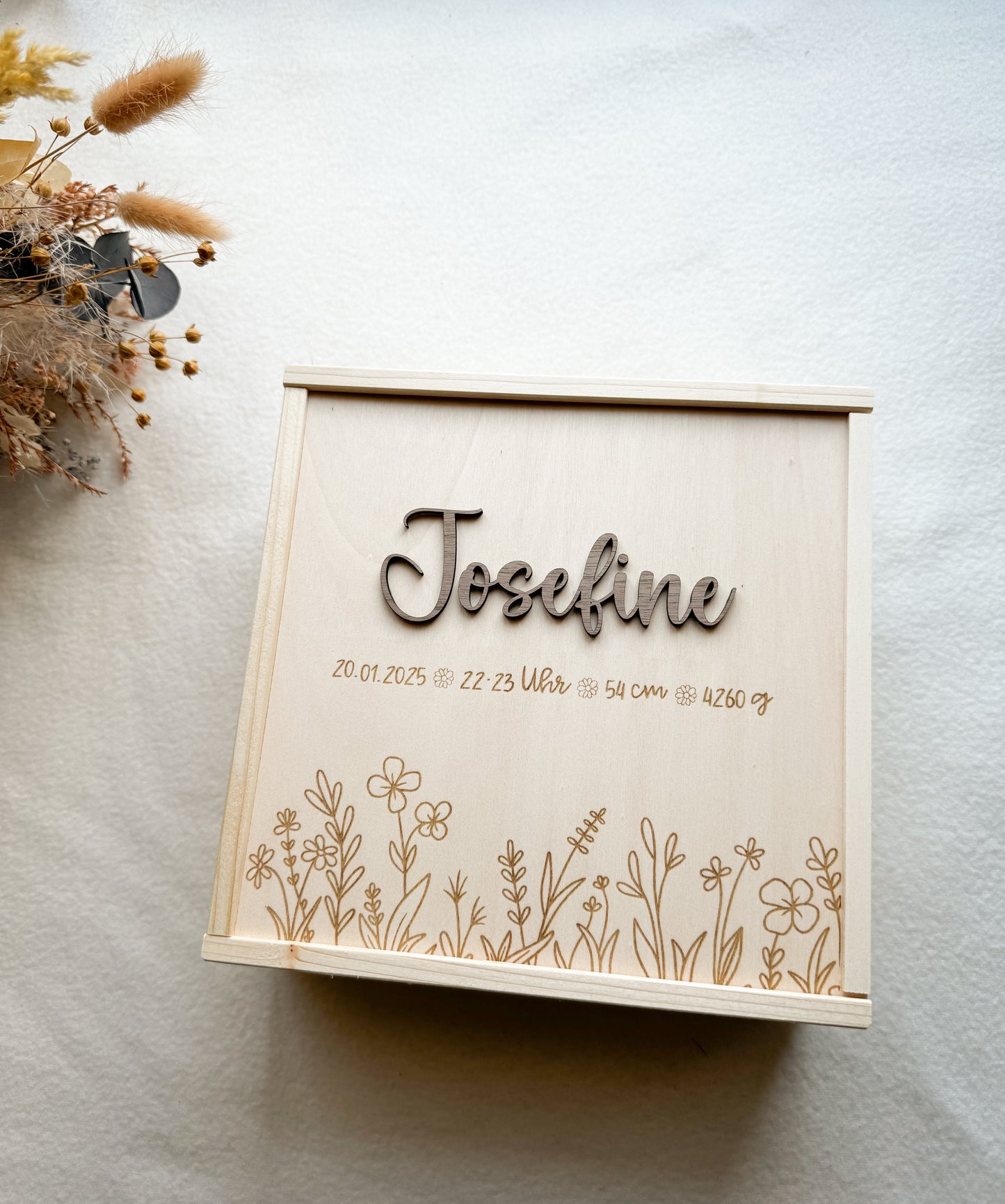 Personalisierte Erinnerungskiste aus Holz mit Wildblumen Motiv und 3D Name– Geschenkkiste zur Geburt