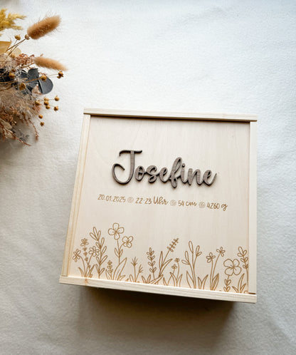 Personalisierte Erinnerungskiste aus Holz mit Wildblumen Motiv und 3D Name– Geschenkkiste zur Geburt