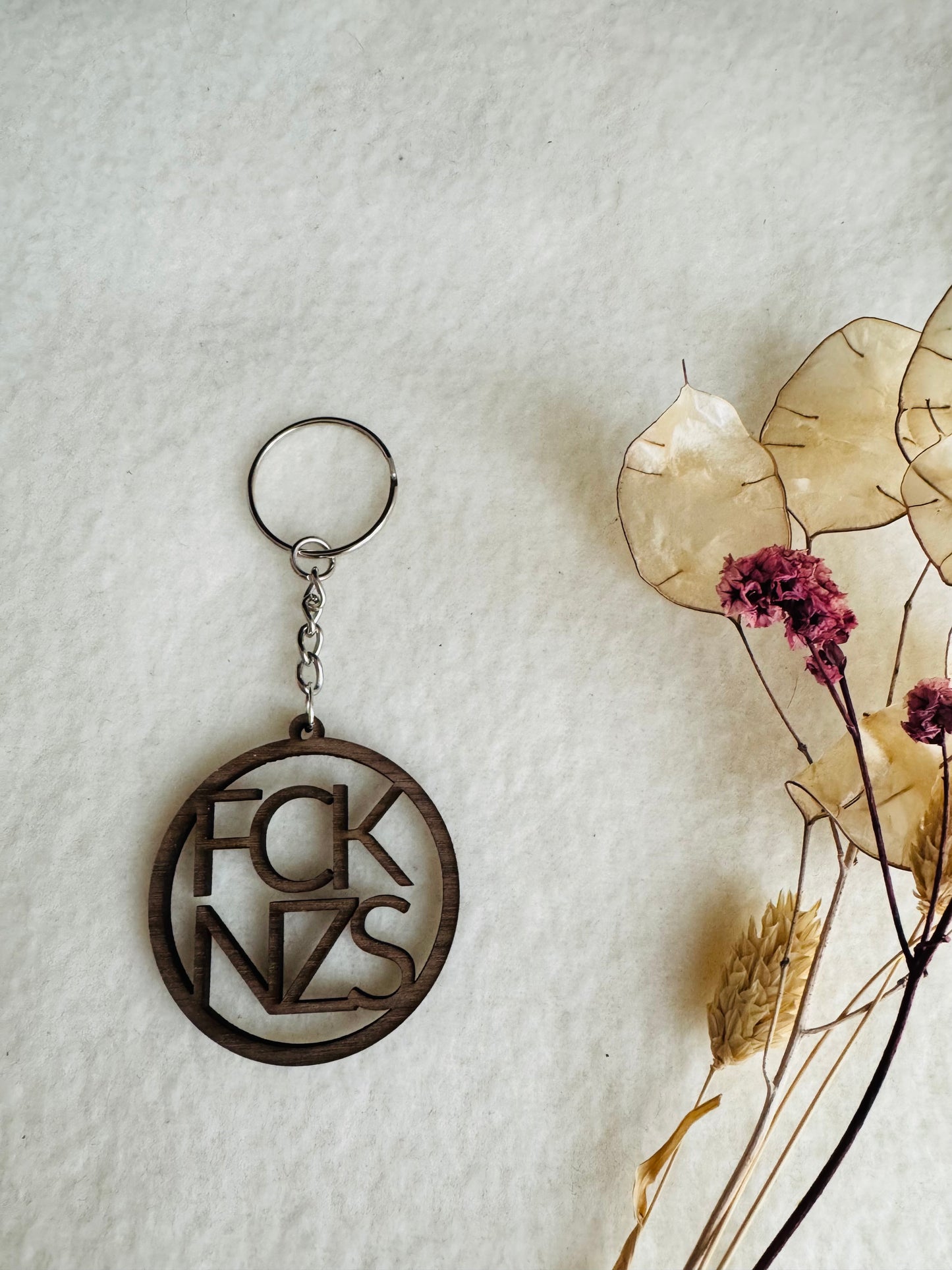 Statement Schlüsselanhänger aus Walnussholz – „FCK NZS“