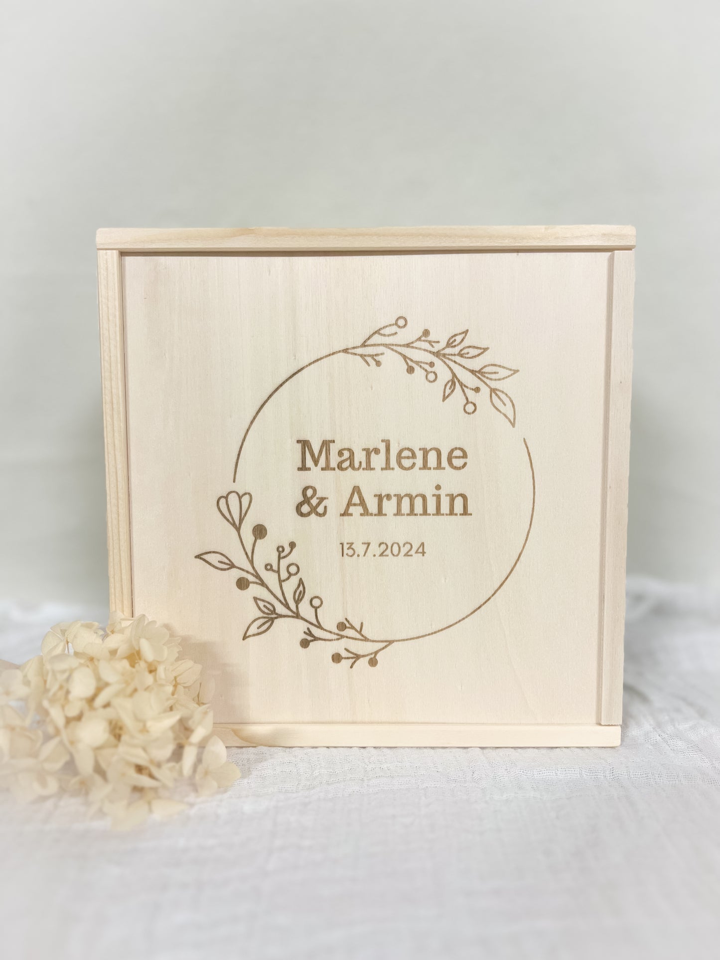 Personalisierte Geschenkkiste aus Holz – Hochzeits-Erinnerungskiste mit Kranz, Namen und Datum