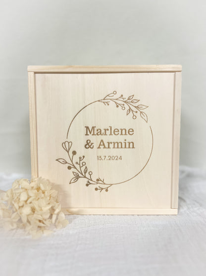 Personalisierte Geschenkkiste aus Holz – Hochzeits-Erinnerungskiste mit Kranz, Namen und Datum