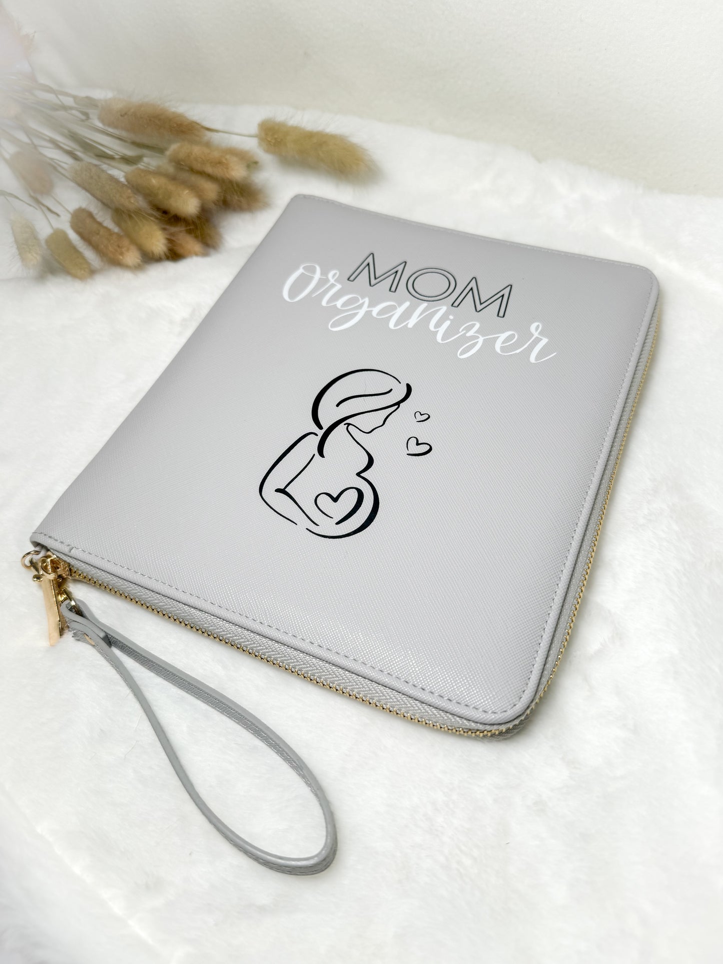 "MOM Organizer" – Stilvolle Dokumententasche für Mütter in Lederoptik