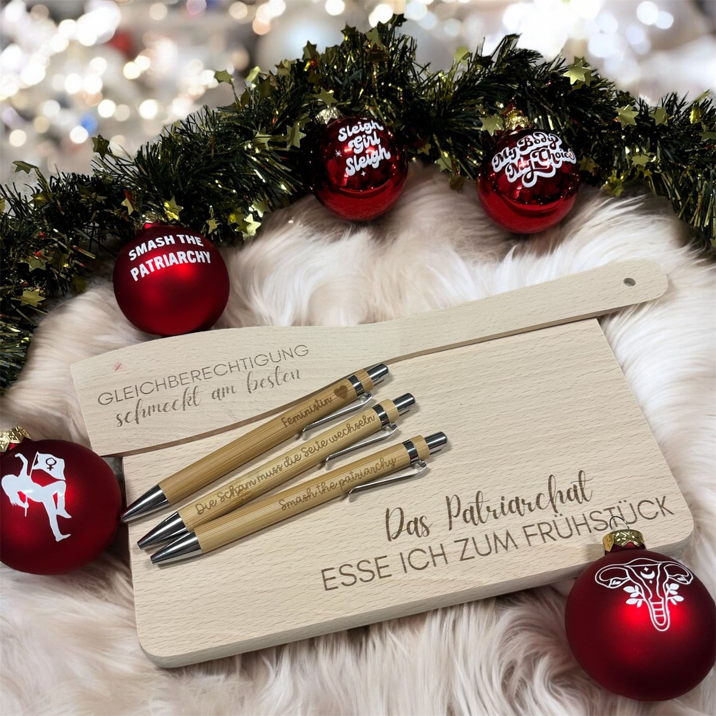Feministische Weihnachtskugeln