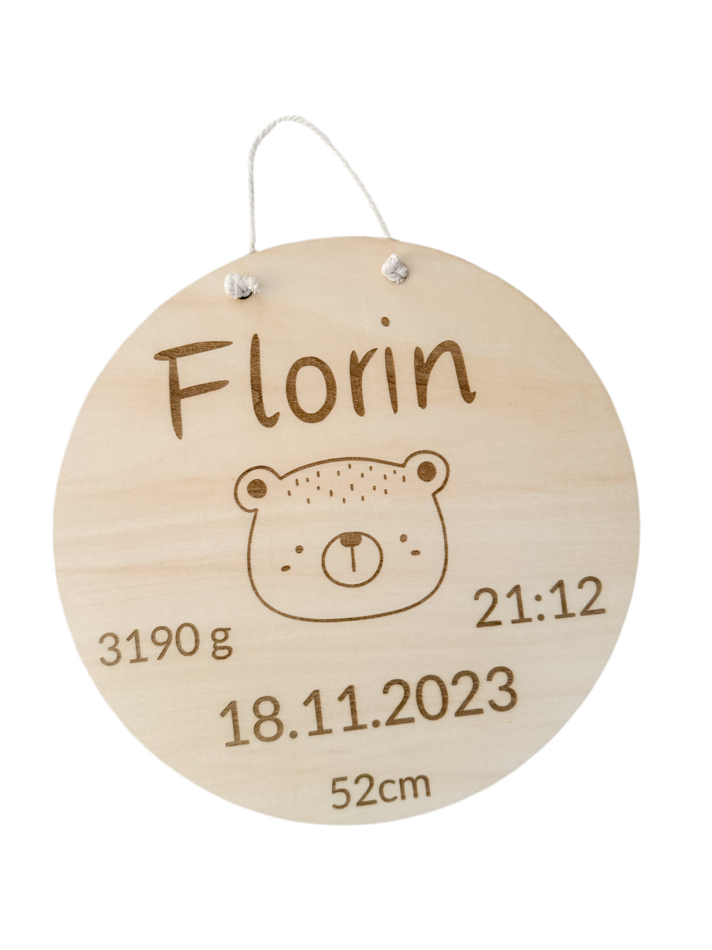Geburtsschild aus Holz personalisiert mit Geburtsdaten und Bärenmotiv