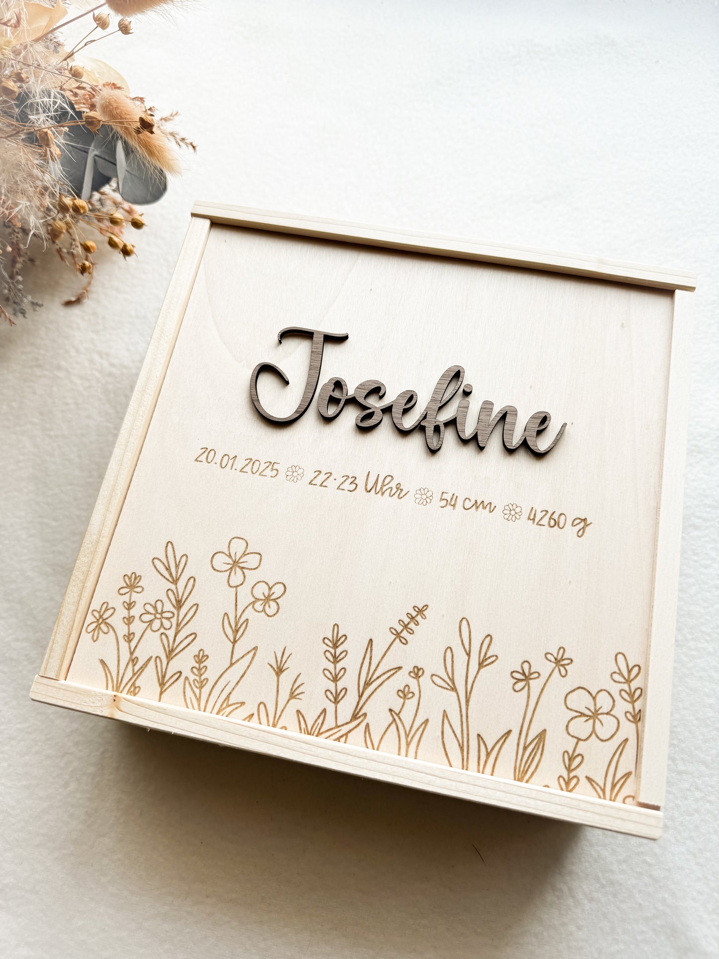 Personalisierte Erinnerungskiste aus Holz mit Wildblumen Motiv und 3D Name– Geschenkkiste zur Geburt
